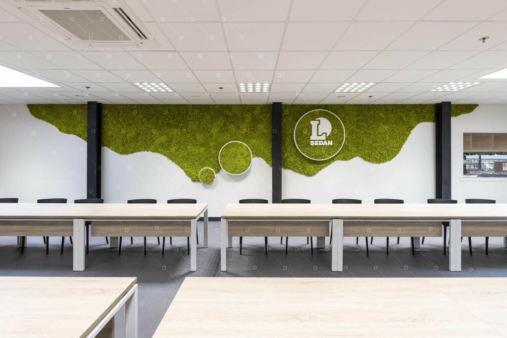 Mur-Vegetal-Logo-Leclerc-décoration-végétale-intérieur-Salle-De-Reunion-Sedan