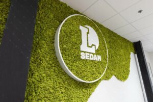 Signaletique-Vegetale-Enseigne-Vegetale-Leclerc-Sedan