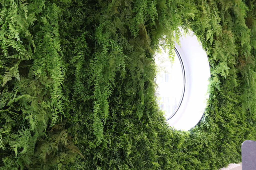 Mur-Vegetal-Artificiel-Coworking-Entreprise-Paris