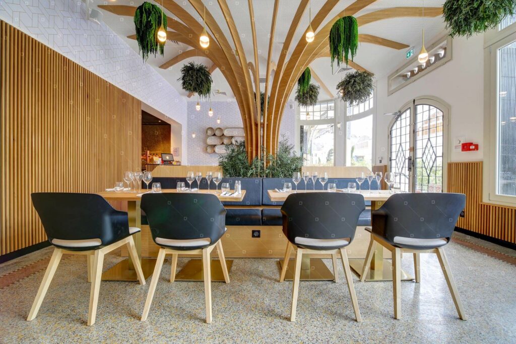 Plafond Vegetal Restaurant Commerce Tendance Deco Paris