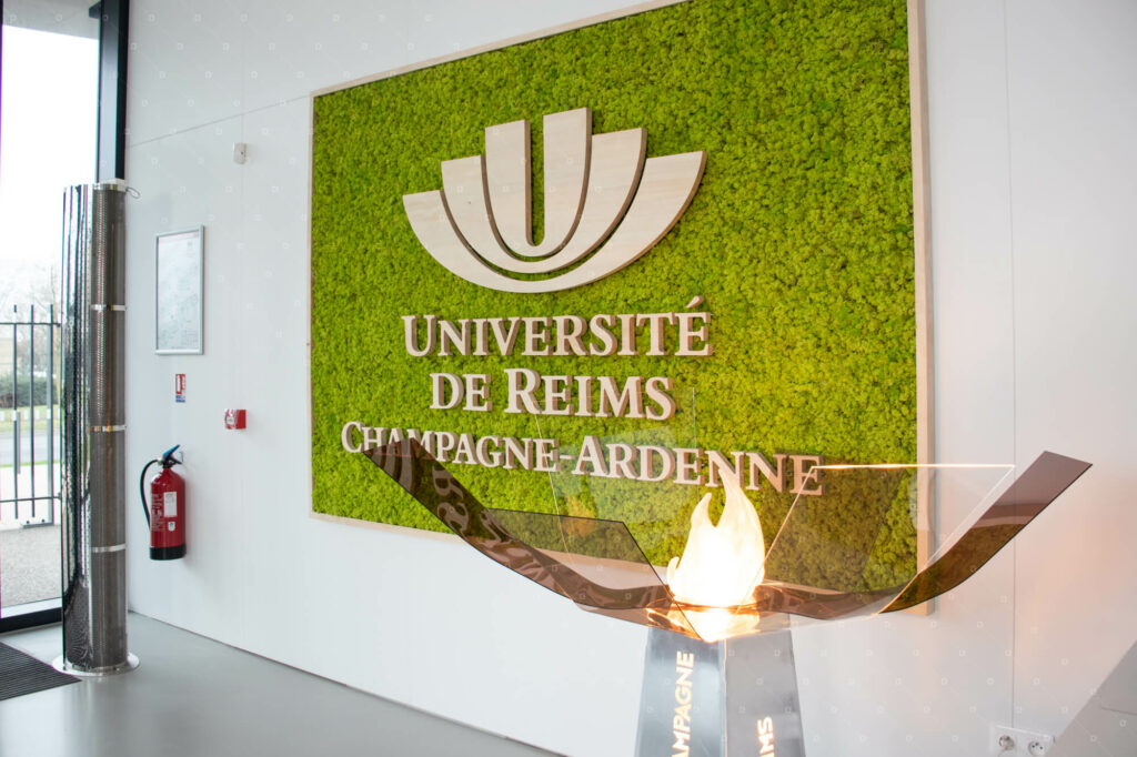 enseigne-interieure-logo-vegetal-urca-reims-mur-vegetal